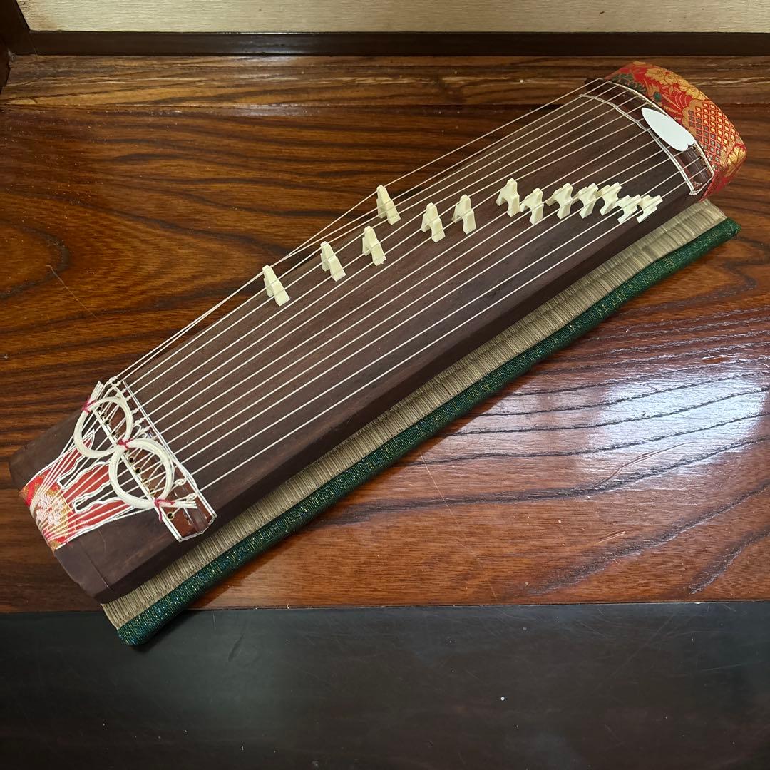 ミニ琴　ミニ三味線　和楽器13絃の箏と三味線。