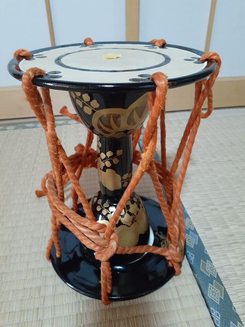 伝統的な和楽器 鼓 黒と金の装飾