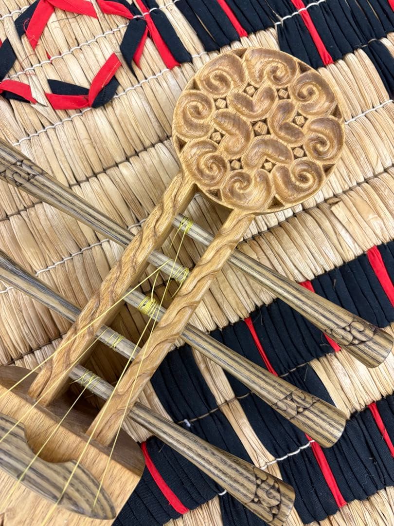 アイヌ　トンコリ　彫刻入　トンコリ工房イノンノ製　三味線弦　美品　五弦琴