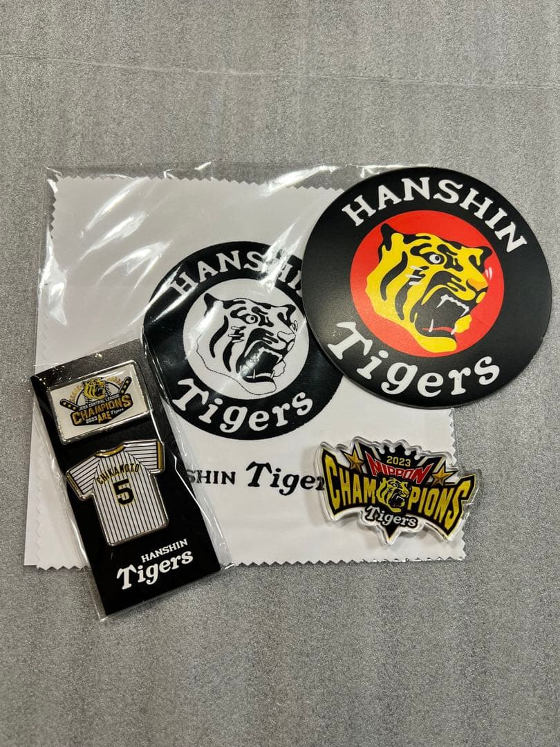 阪神タイガース 近本光司選手ピンバッジとおまけ - メルカリ