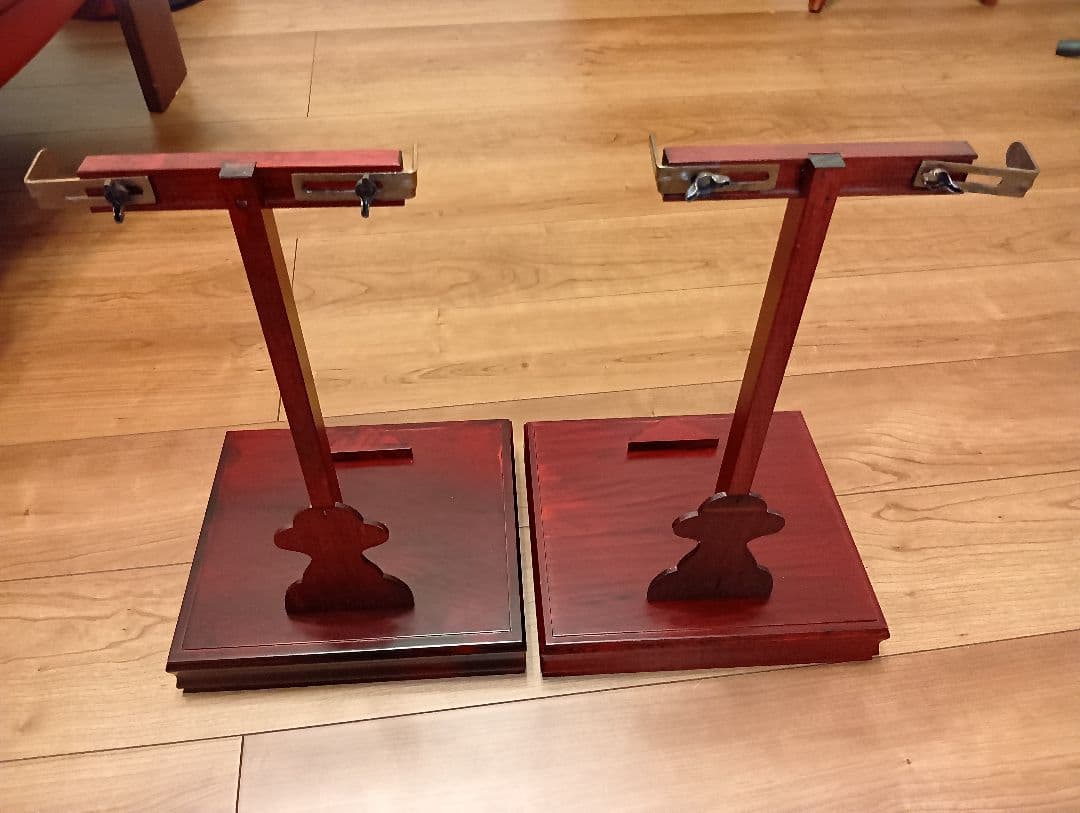 伝統的な羽子板２セット　羽子板立て付き【高さ約52cmと約56cm】