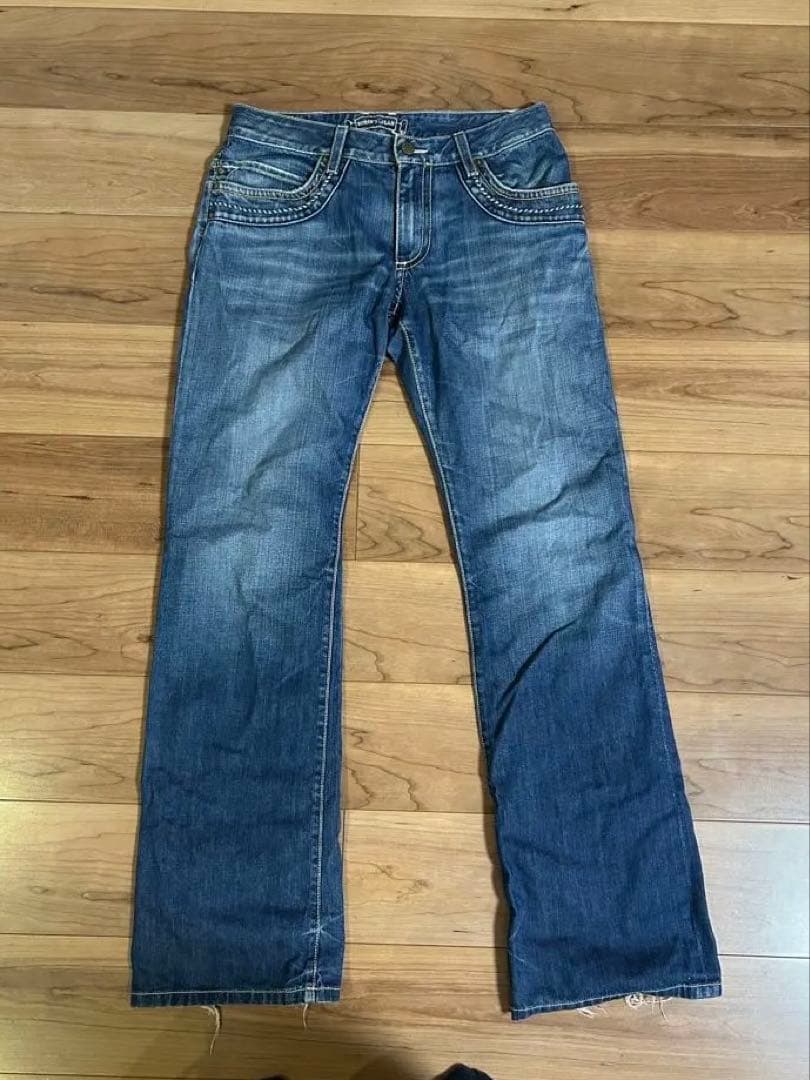 スタッズ付きダークブルーデニムパンツ