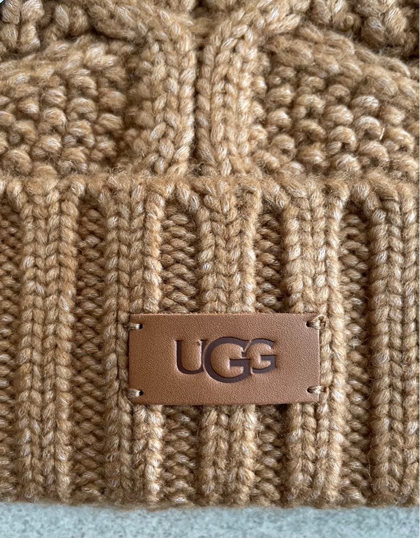 【未使用品】 UGG ケーブル ビーニー ニット帽 ポンポン付き キャメル