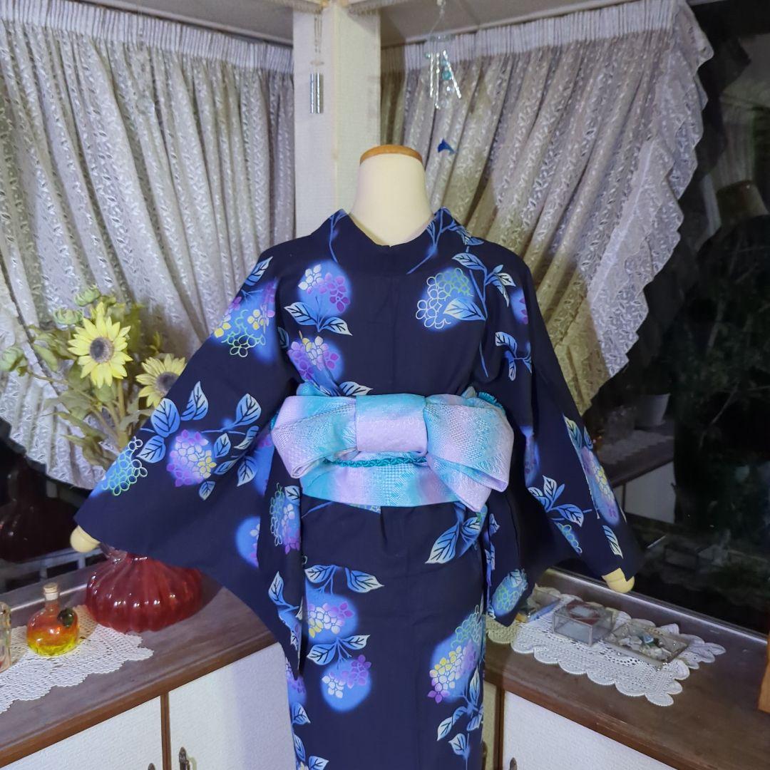 紺の地に、薄紫の紫陽花がほんのりと浮き立つ美しい注染めの浴衣です