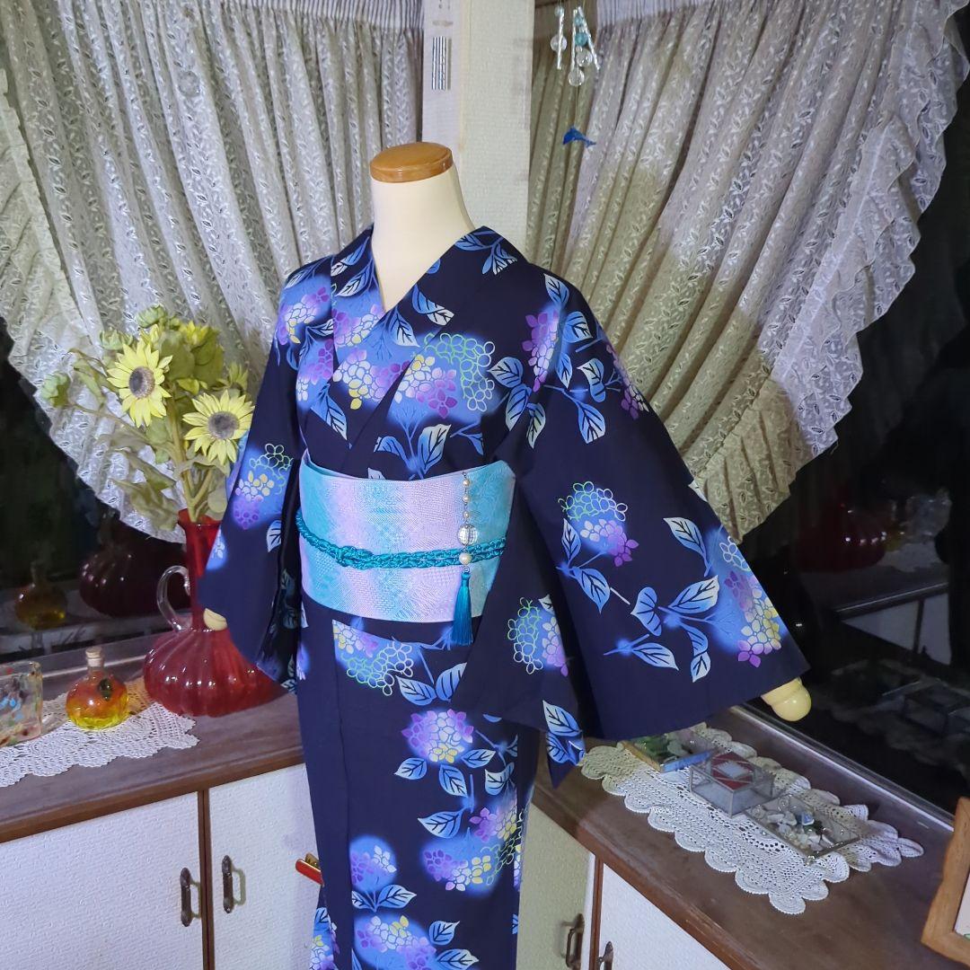 紺の地に、薄紫の紫陽花がほんのりと浮き立つ美しい注染めの浴衣です