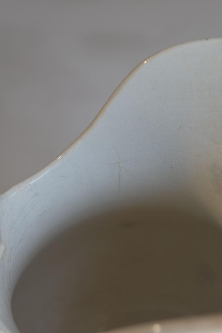 19世紀末サルグミンヌ　儚く美的な白ピシェ