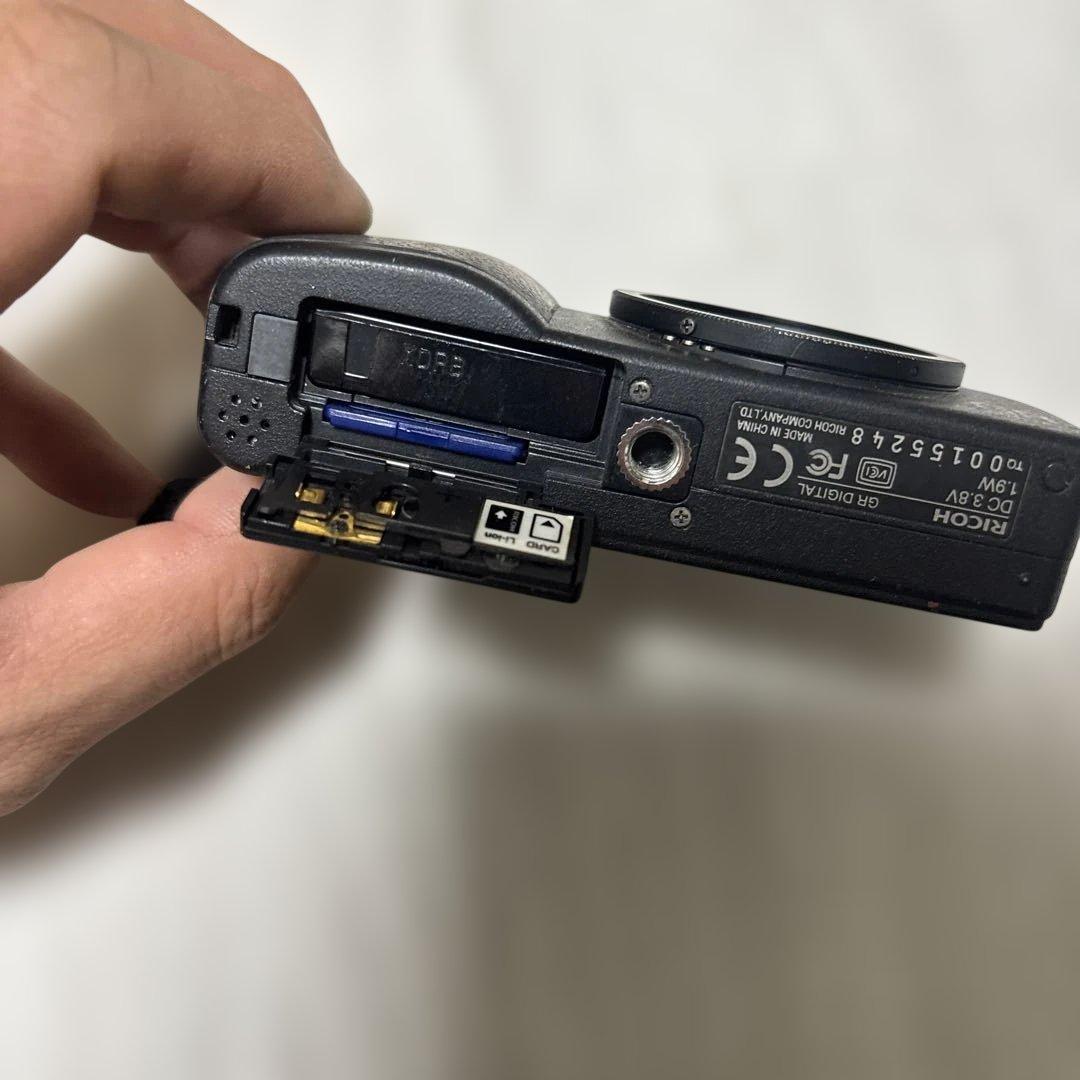 RICOH コンパクトデジタルカメラ F2.4