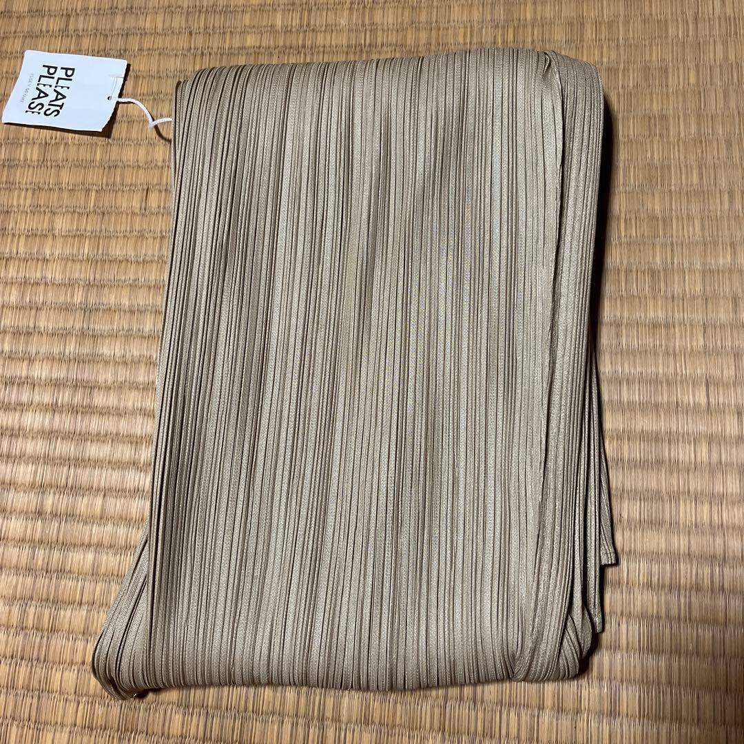 PLEATS PLEASE(プリーツプリーズ) ベージュパンツ　極美品タグ付