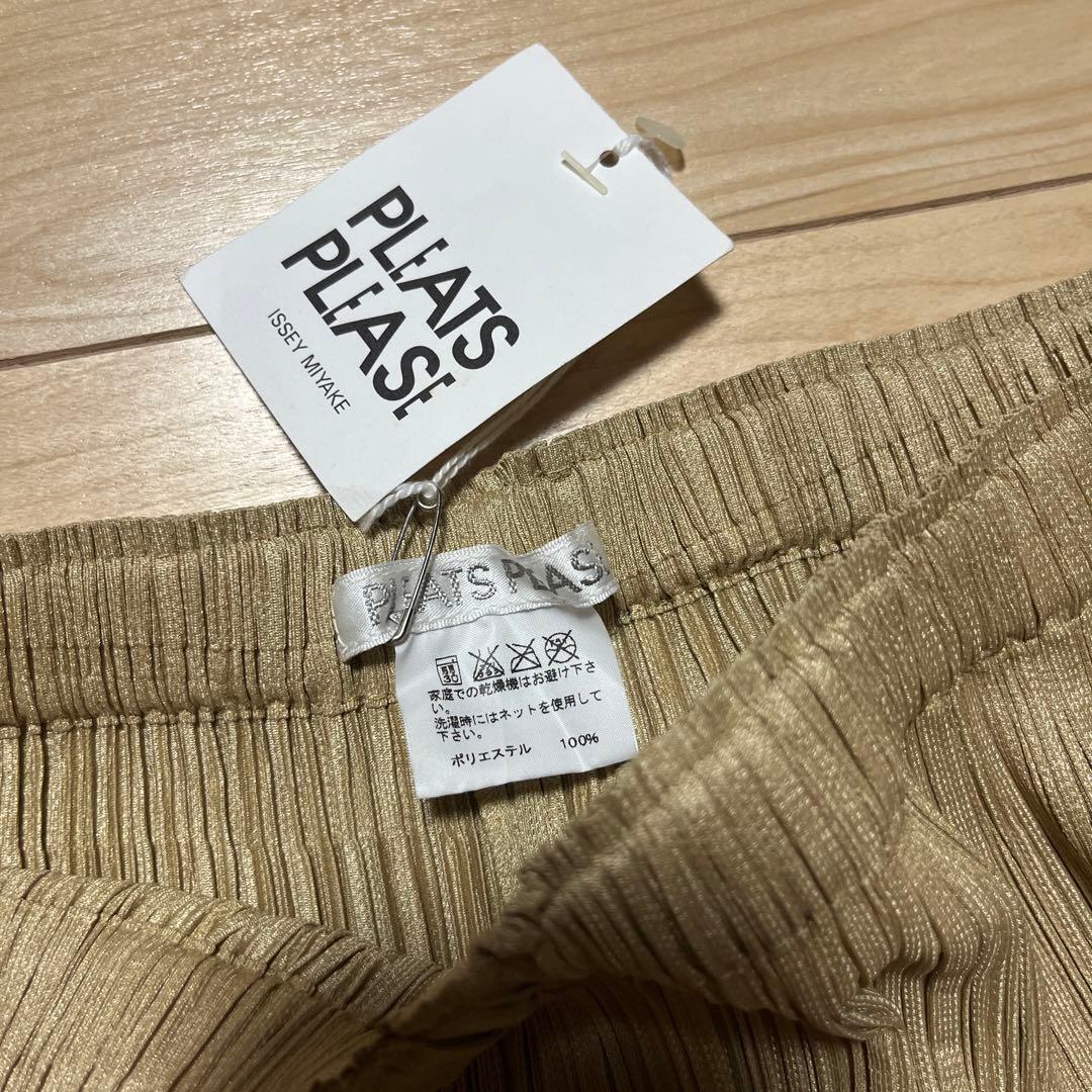 PLEATS PLEASE(プリーツプリーズ) ベージュパンツ　極美品タグ付