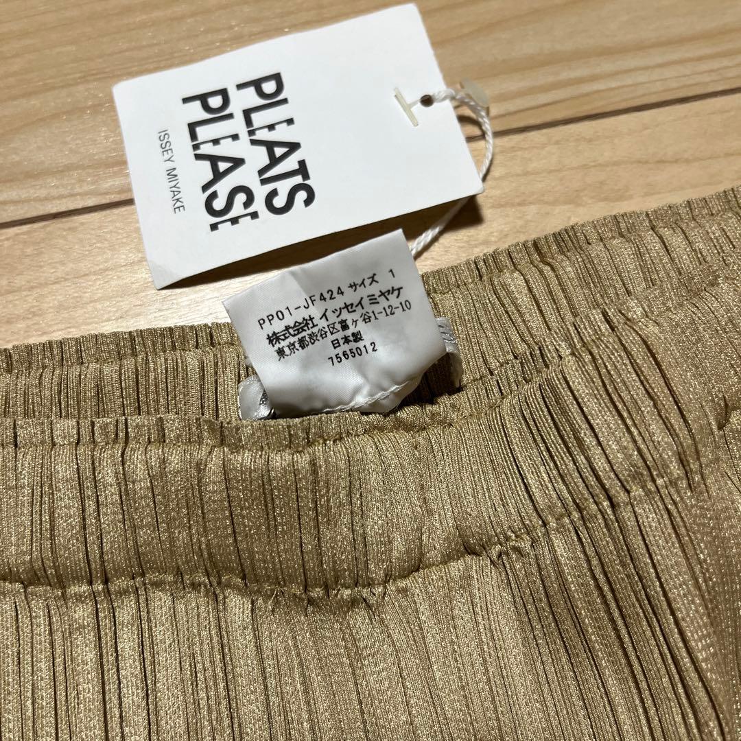 PLEATS PLEASE(プリーツプリーズ) ベージュパンツ　極美品タグ付
