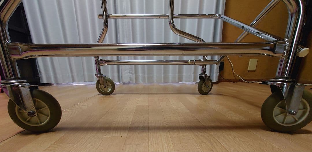 スチール製歩行器 　折りたたみ、高さ調整可能。介護、リハビリに！