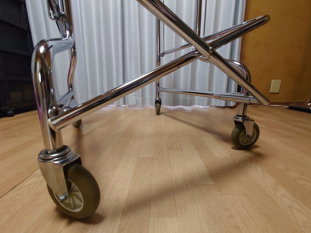 スチール製歩行器 　折りたたみ、高さ調整可能。介護、リハビリに！