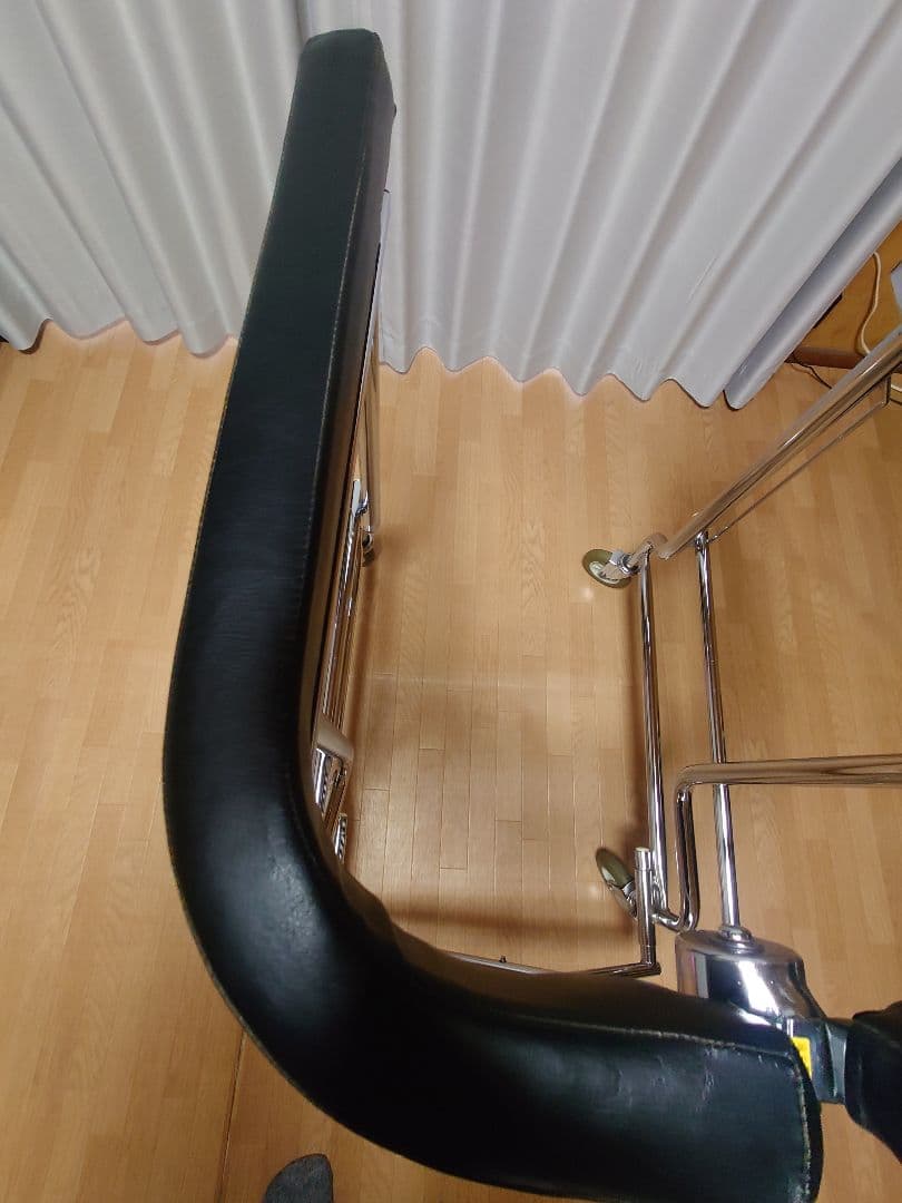 スチール製歩行器 　折りたたみ、高さ調整可能。介護、リハビリに！