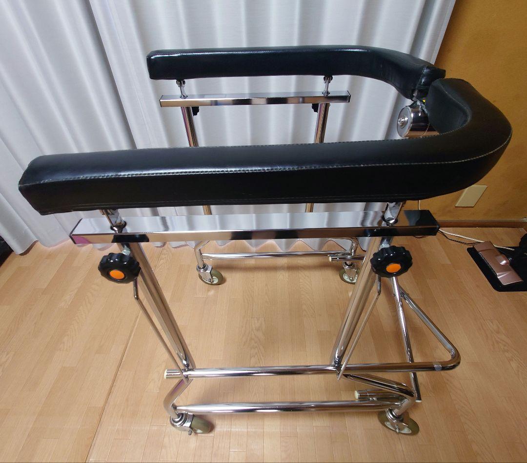 スチール製歩行器 　折りたたみ、高さ調整可能。介護、リハビリに！