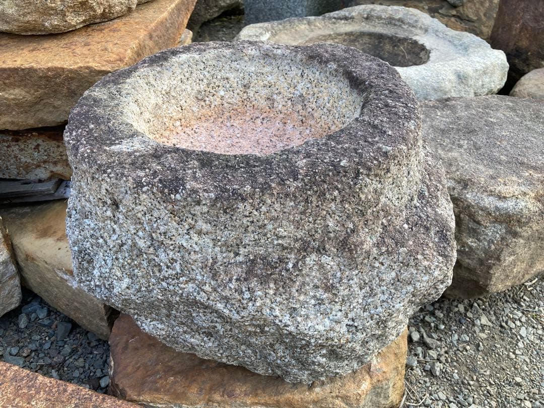 小ぶりな礎石形水鉢