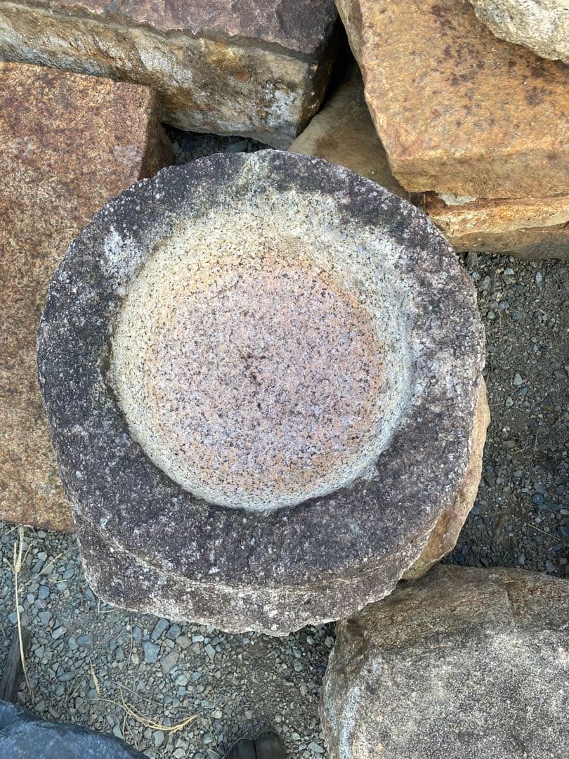 小ぶりな礎石形水鉢