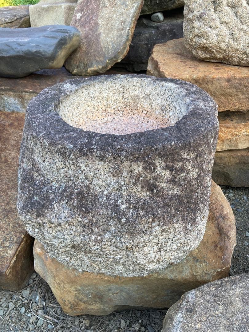 小ぶりな礎石形水鉢