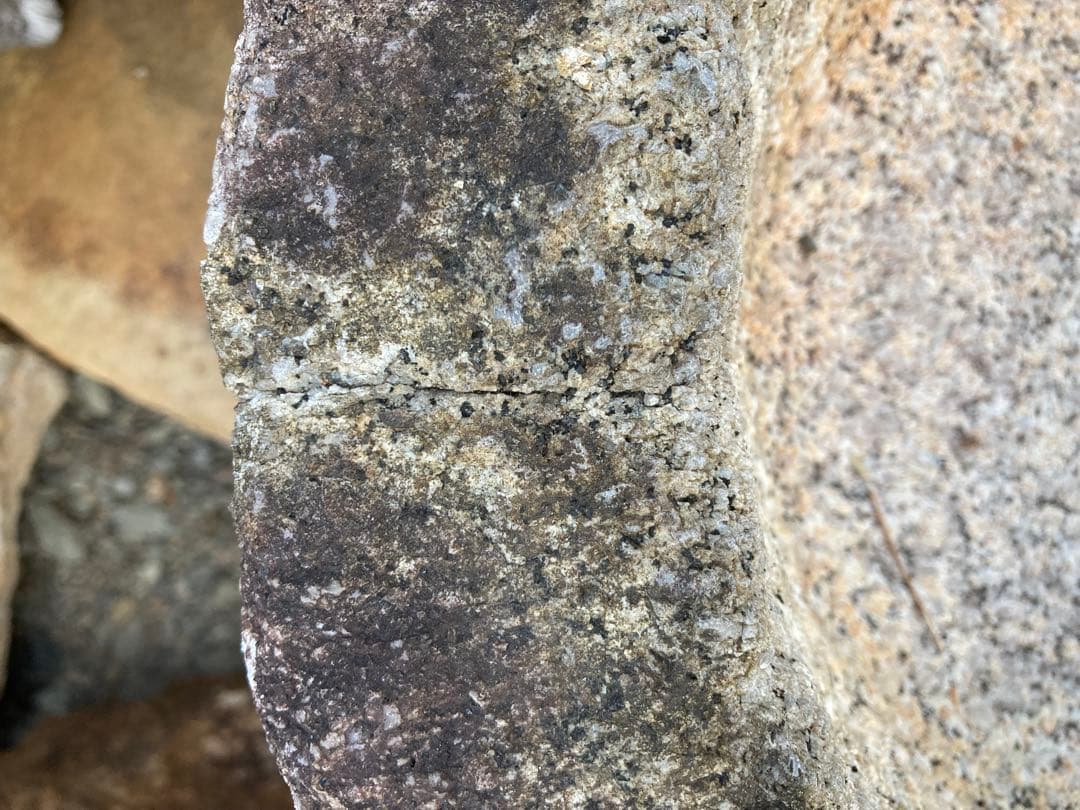 小ぶりな礎石形水鉢