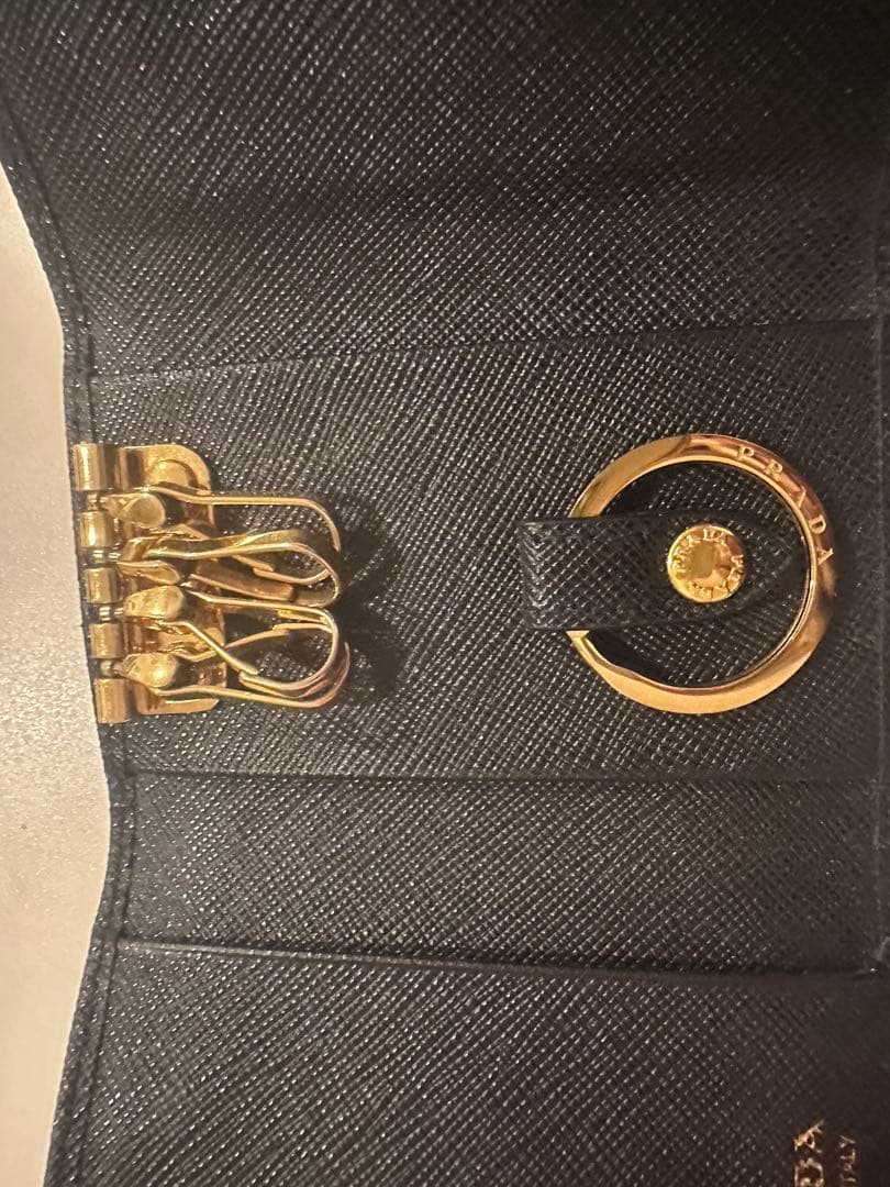 PRADA ブラック　レザー　キーケース