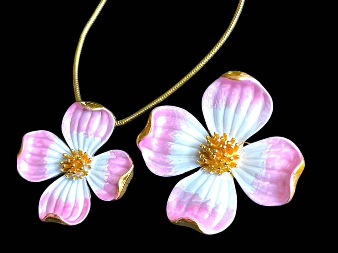 CROWN TRIFARI☆ハナミズキ☆ピンクカラーブローチ＆ネックレスセット