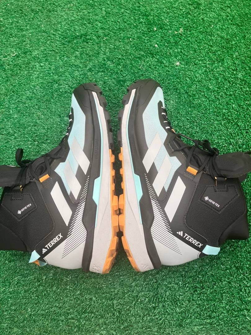 美品アディダススノトレ28.5