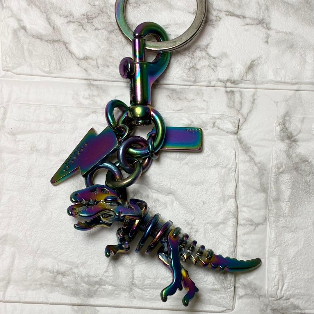 美品COACHコーチ男女兼用レキシー虹色恐竜レインボー キーホルダー