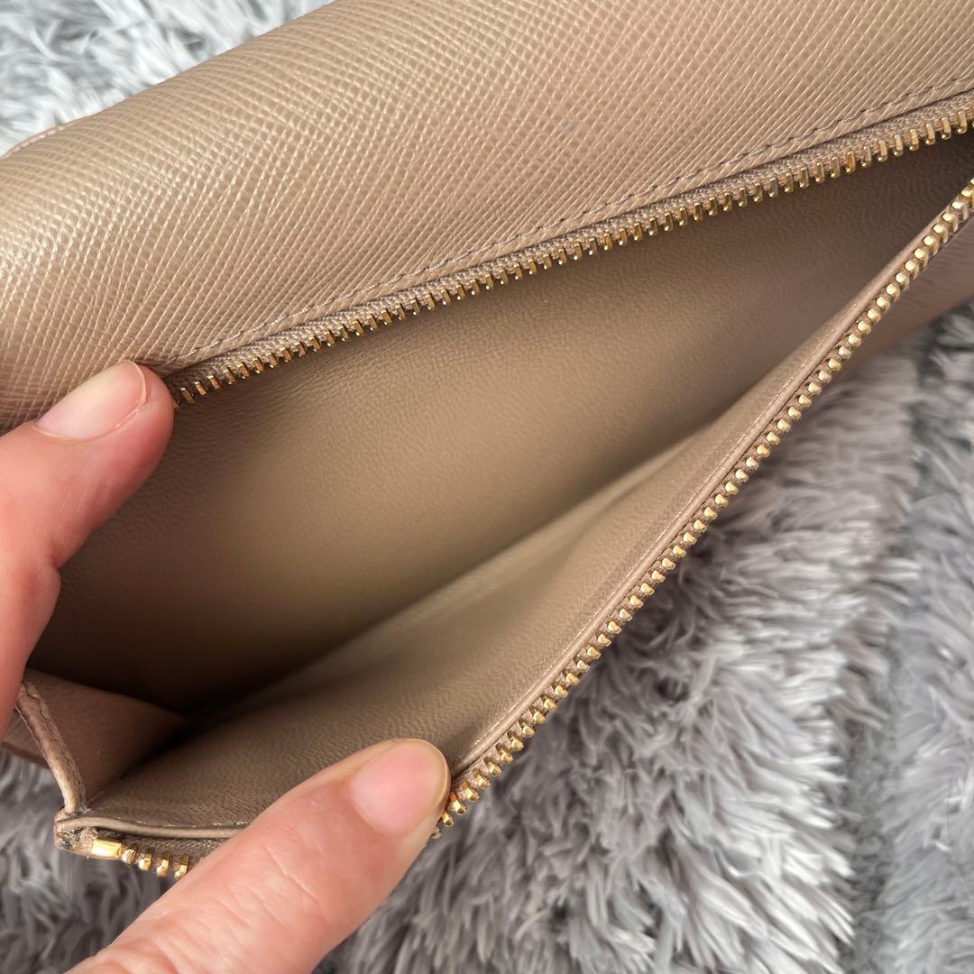 極美品✨PRADA フィオッコ サフィアーノ リボン メタルロゴ ベージュ