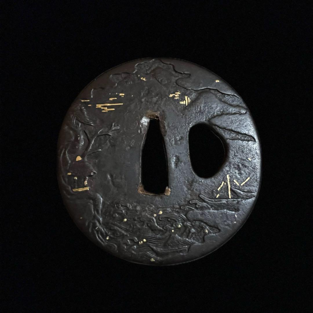 鸛《GW限定出品》刀装具 本歌江戸期 正阿弥重時 鉄地 金象嵌浮彫丸型鍔 桐箱付