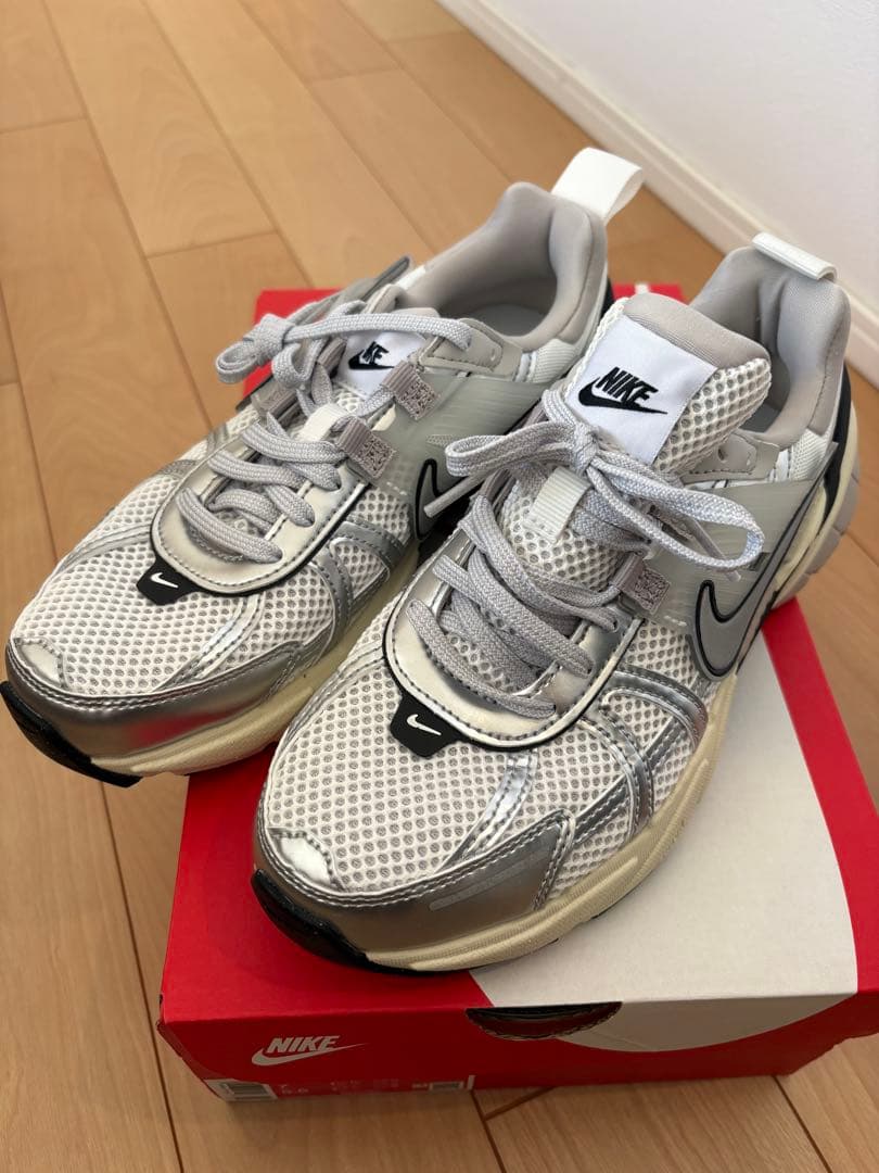 未使用新品箱あり⭐️Nike シルバー スニーカー　V2K RUN 24センチ