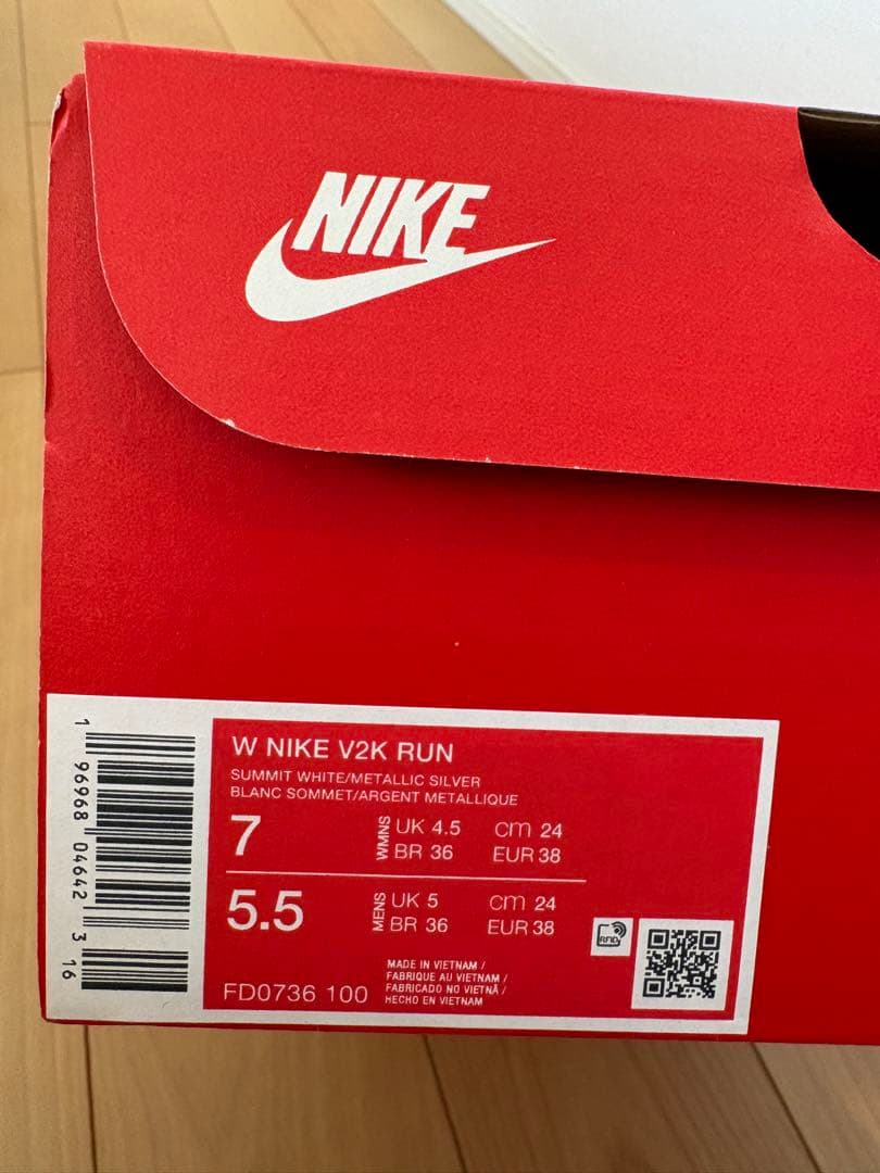 未使用新品箱あり⭐️Nike シルバー スニーカー　V2K RUN 24センチ
