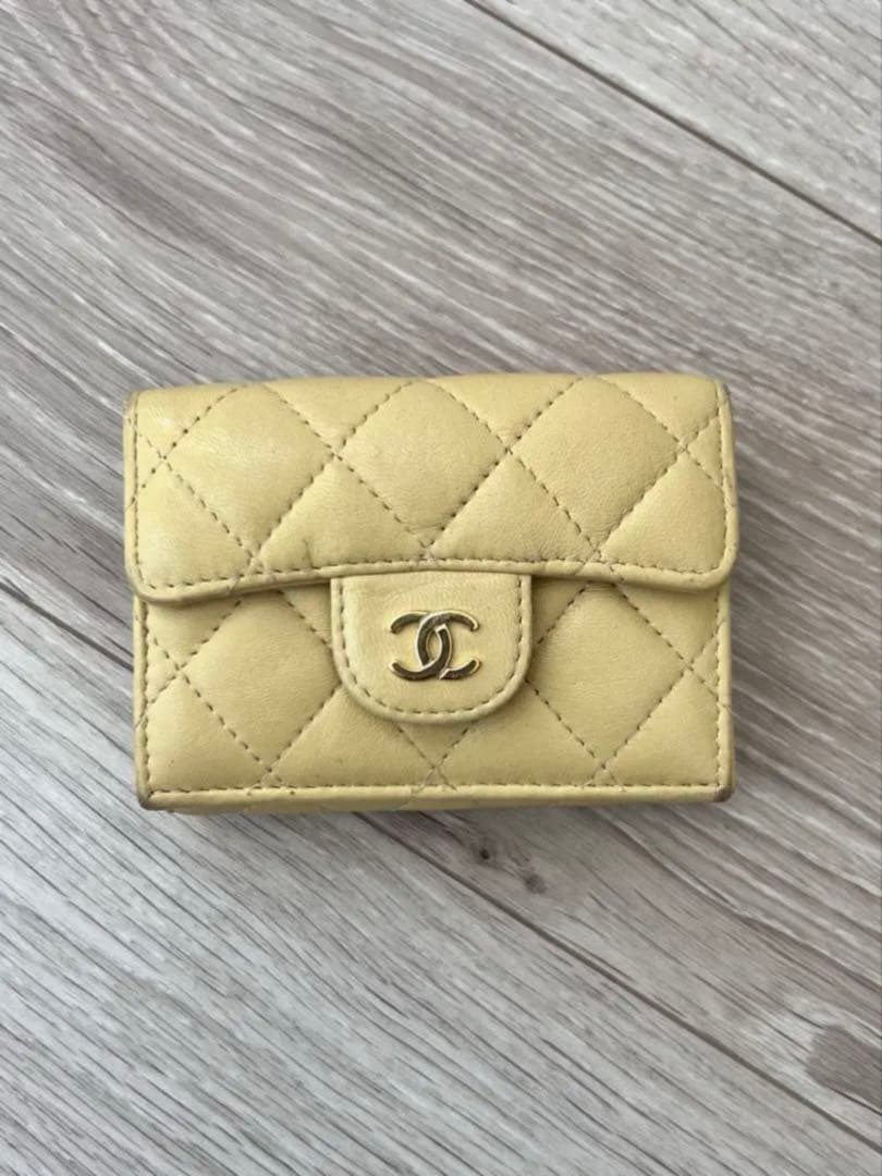 CHANEL イエロー キルティング 三つ折り財布 ラムスキン - メルカリ