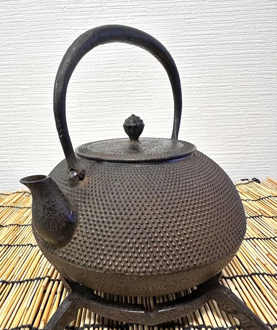 未使用品、木箱付　南部盛岡川勝造　１５型アラレ　南部鉄瓶　イコニコサン様売約済み