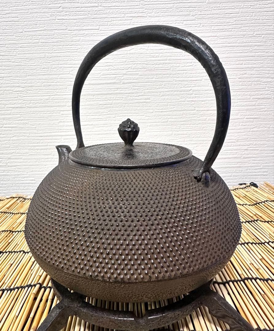 未使用品、木箱付　南部盛岡川勝造　１５型アラレ　南部鉄瓶　イコニコサン様売約済み