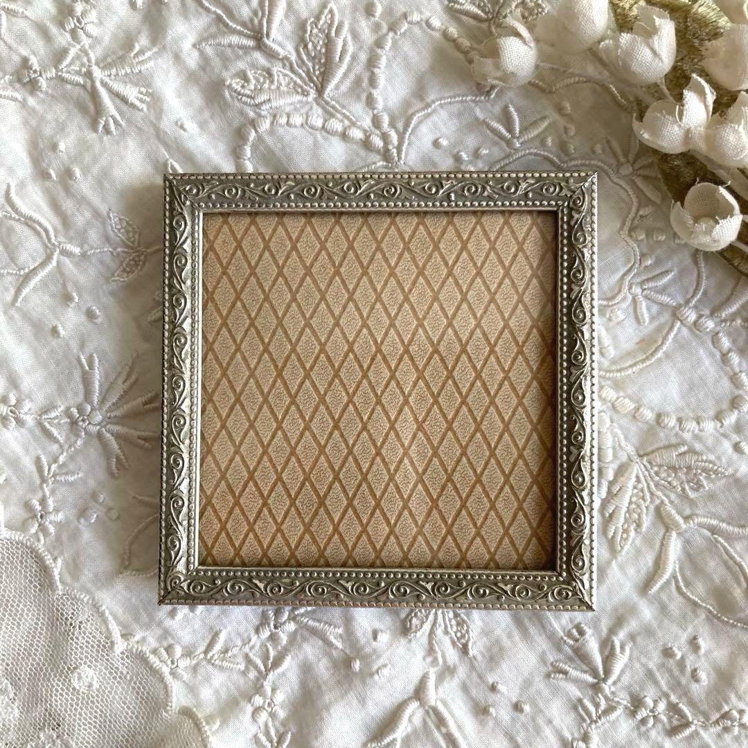 北欧アンティーク 繊細な装飾が美しい小さな小さなアンティークフレーム