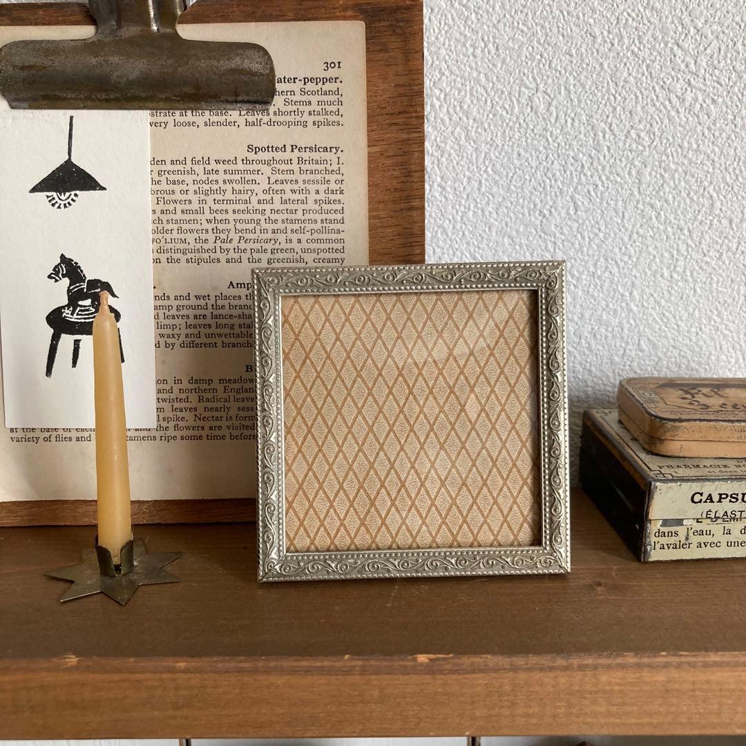 北欧アンティーク 繊細な装飾が美しい小さな小さなアンティークフレーム