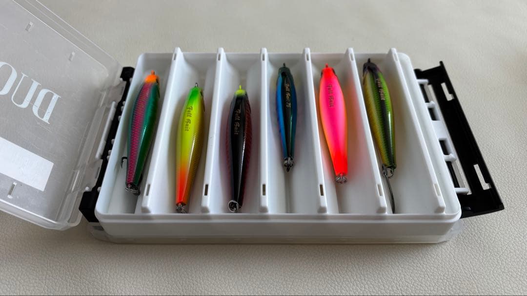 ルアー8個セット フルベイト プラスチックケース付き 川釣り 湖釣り 海