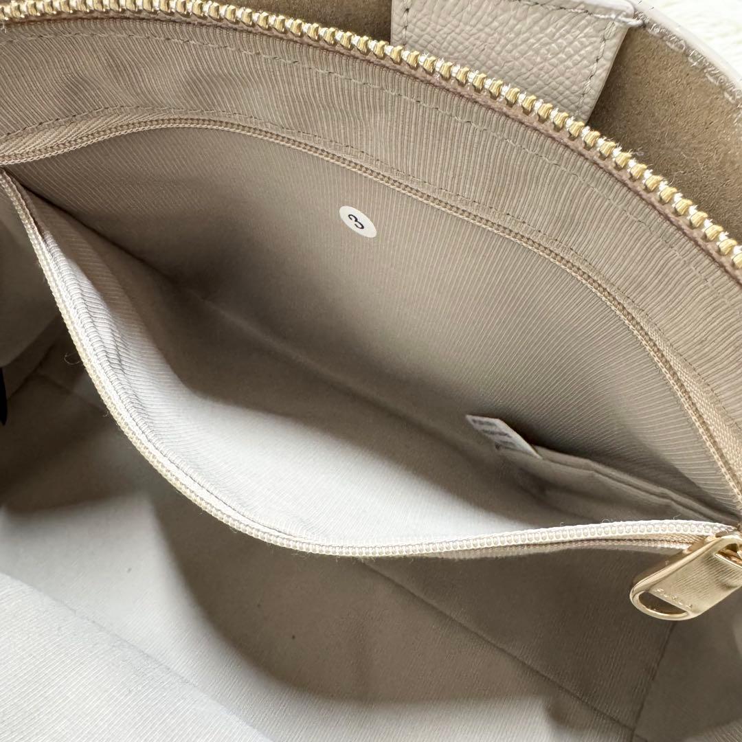 ✨保証書付き✨フルラ 現行 ヴィットリア ショルダーバッグ 現行ロゴ グレージュ