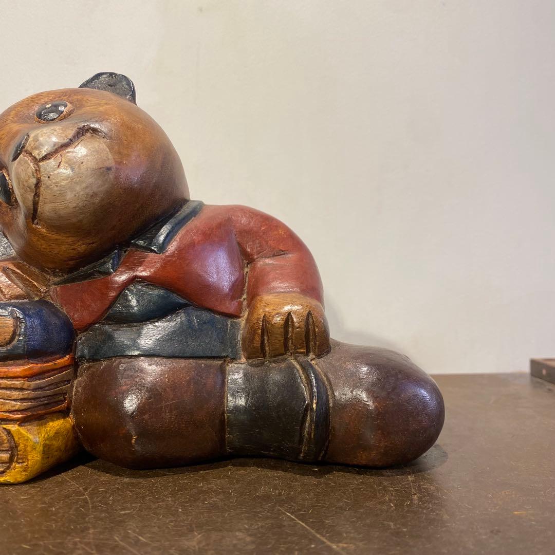 三冊の本にもたれる正装した木彫りのクマ 置物 ディスプレイ