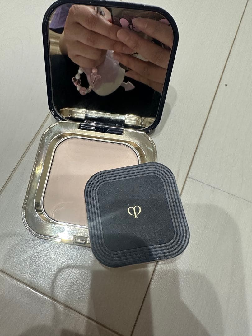 クレ・ド・ポー ボーテ プレストパウダーとハイライト