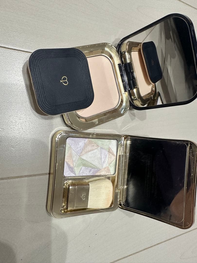 クレ・ド・ポー ボーテ プレストパウダーとハイライト