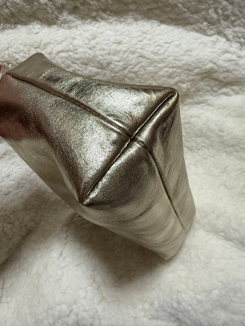 イルビゾンテ　【新品】ポーチ　プラチナ