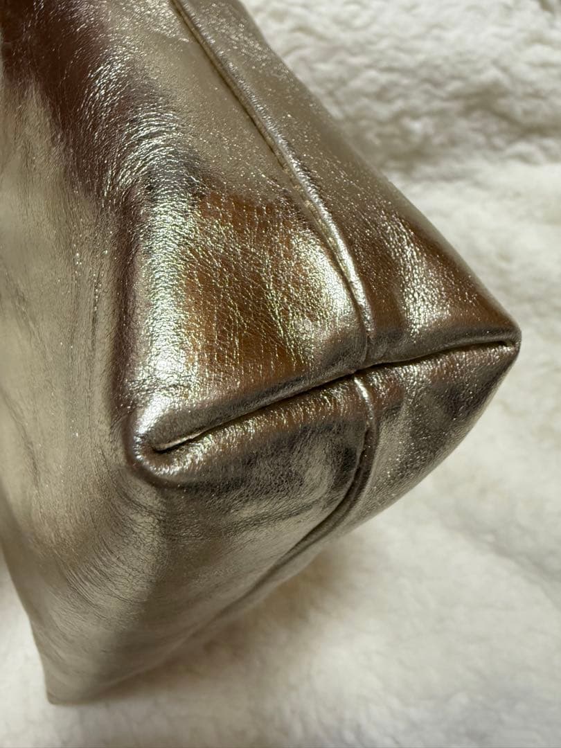 イルビゾンテ　【新品】ポーチ　プラチナ