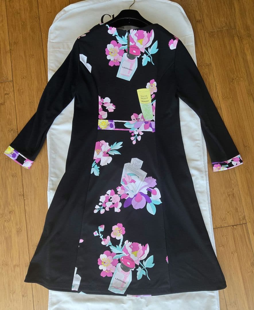 LEONARD レオナール　パフューム柄　ワンピース　花柄