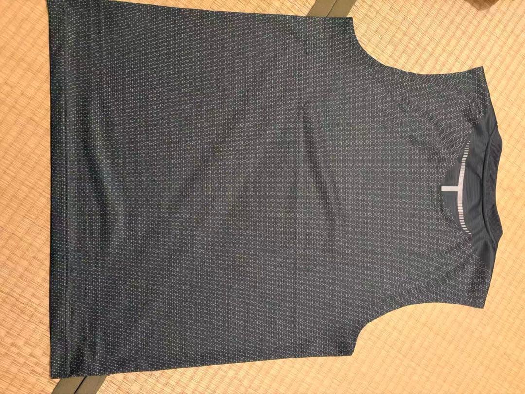 YONEX グレー ノースリーブシャツ