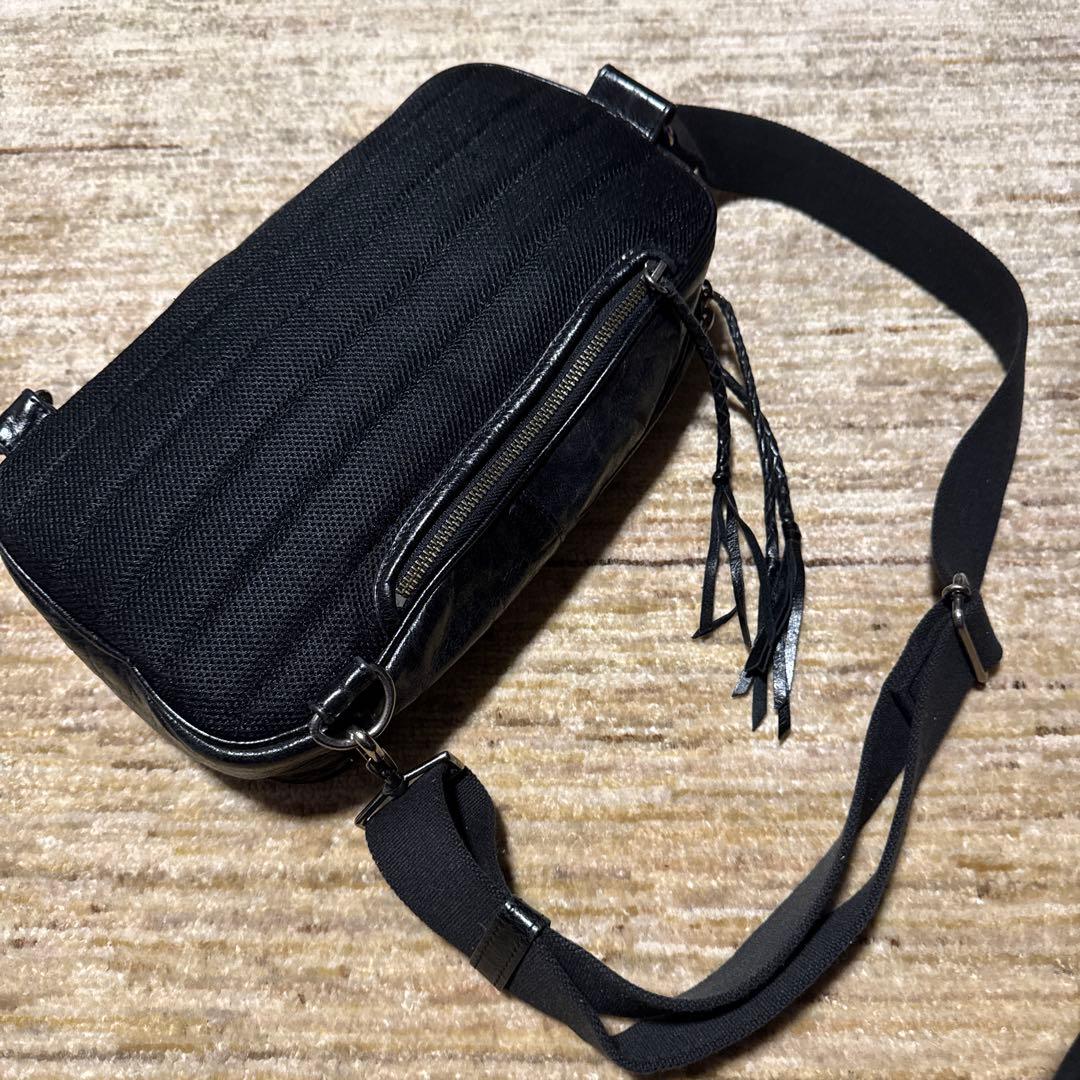 SHELLAC 本革製 ブラック ボディバッグ