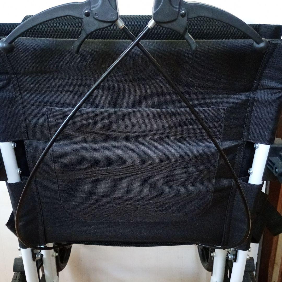 折りたたみ式黒い介助用車椅子　コンパクト車椅子 ノーパンクタイヤ