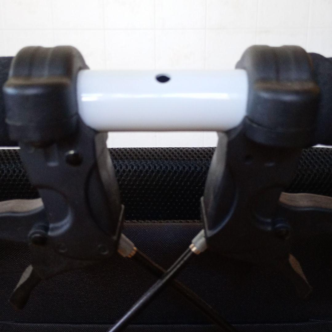 折りたたみ式黒い介助用車椅子　コンパクト車椅子 ノーパンクタイヤ