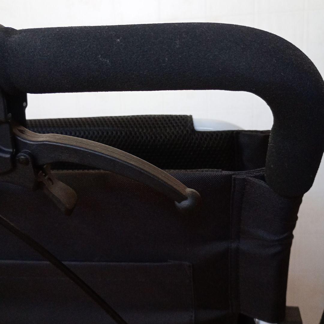 折りたたみ式黒い介助用車椅子　コンパクト車椅子 ノーパンクタイヤ