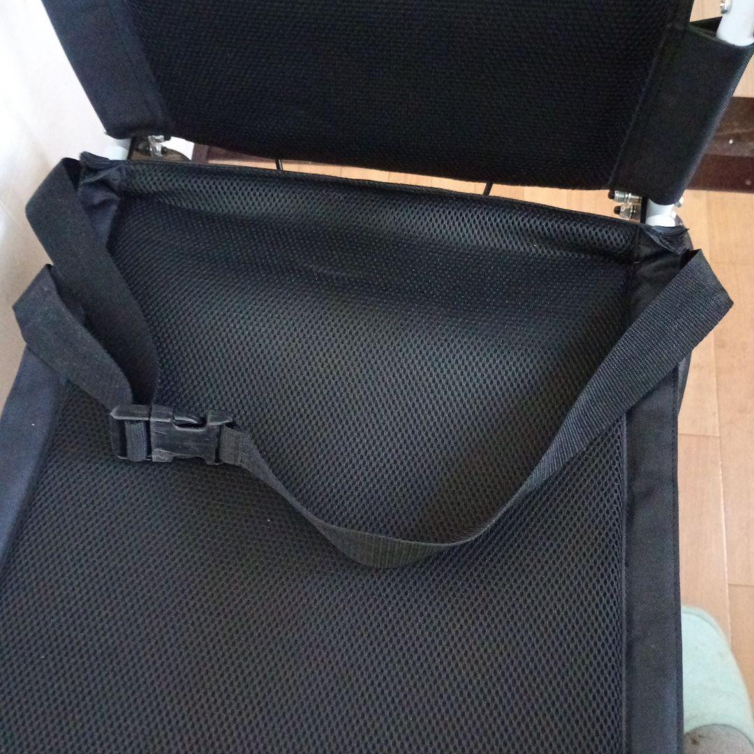 折りたたみ式黒い介助用車椅子　コンパクト車椅子 ノーパンクタイヤ