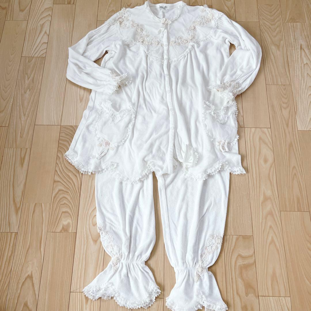 ヒスクローネ　パジャマ　ルームウェア　ホワイト